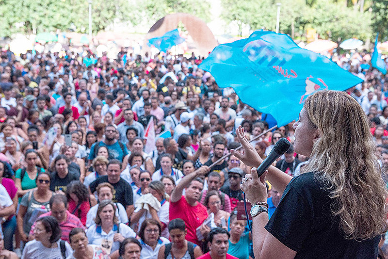 Profissionais da educação estão em greve desde o dia 8 de março