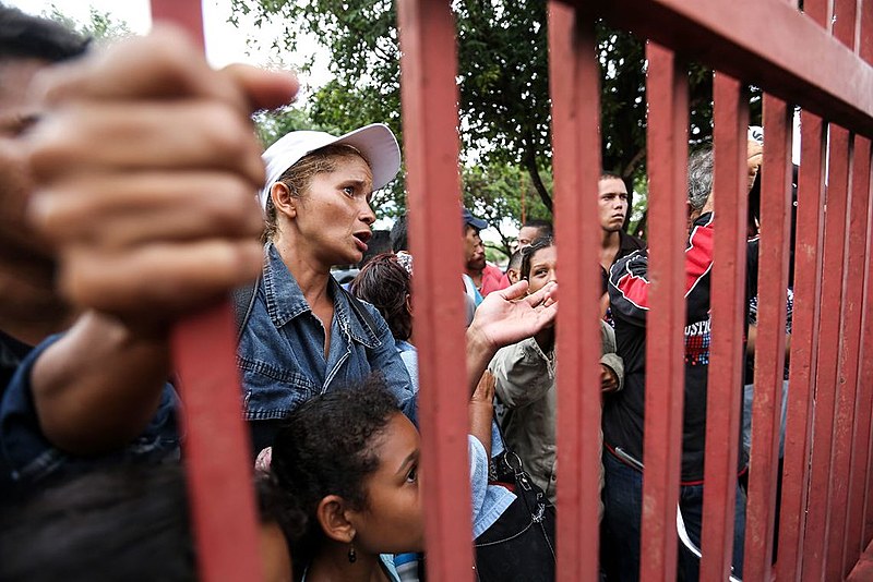 Venezuelanos aguardam vagas em abrigos para refugiados em Boa Vista (RR).
