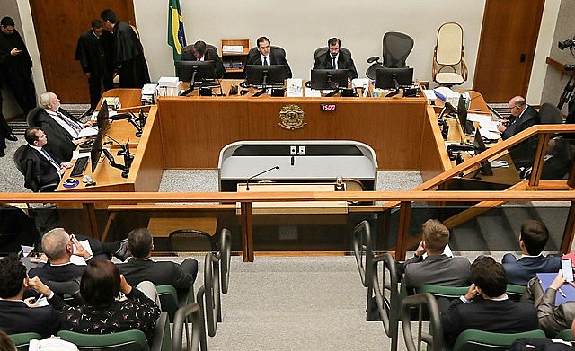 Lula tendría que cumplir 17 meses de su pena para obtener el régimen semiabierto; como ya cumplió cerca de 13 meses, le faltarían solo 4