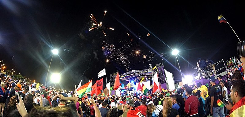 A abertura do CLAE teve um show na praça Bolívar-Chávez, na cidade de La Guaira, ao norte de Caracas