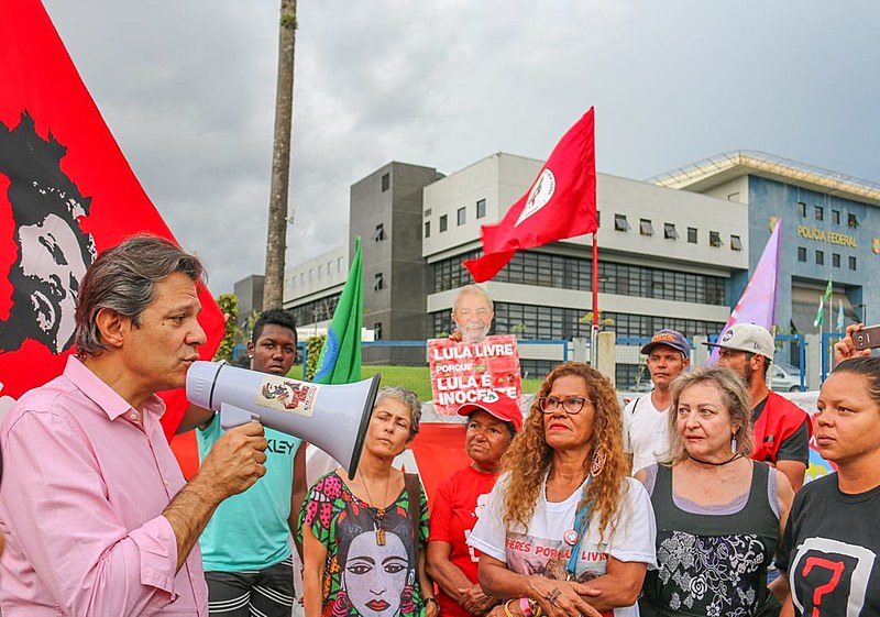 Haddad lê mensagem do ex-presidente na Vigília Lula Livre