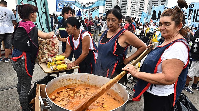 Panelas populares: voluntárias distribuem sopas durante o primeiro dia da campanha "Fome não"