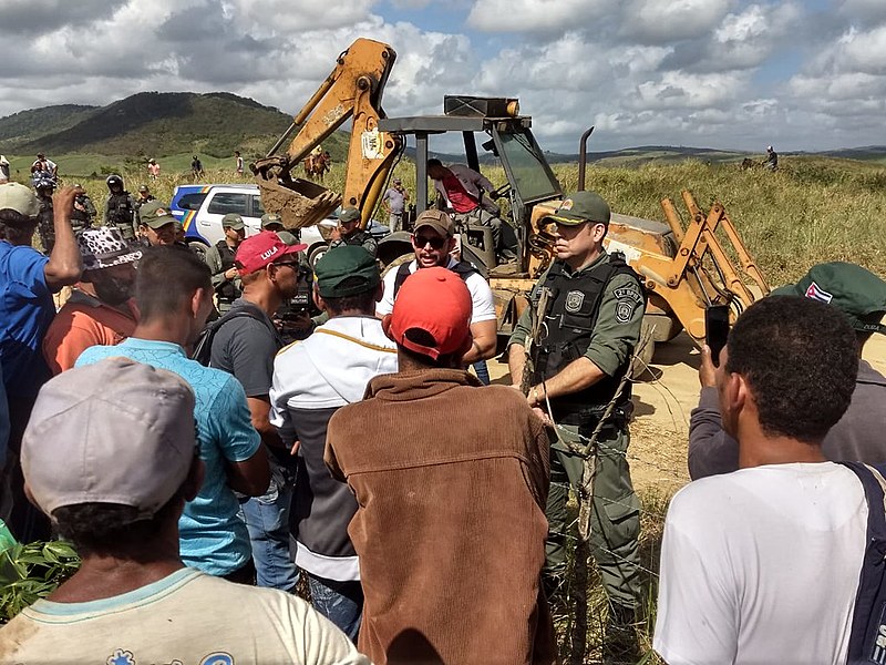 No município de Aliança, famílias foram despejadas pela tropa de choque, oficial de justiça e corpo de bombeiros