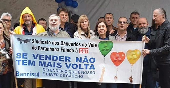 Manifestação ocorreu em frente ao edifício-sede do Banrisul, na Praça da Alfândega, no centro de Porto Alegre
