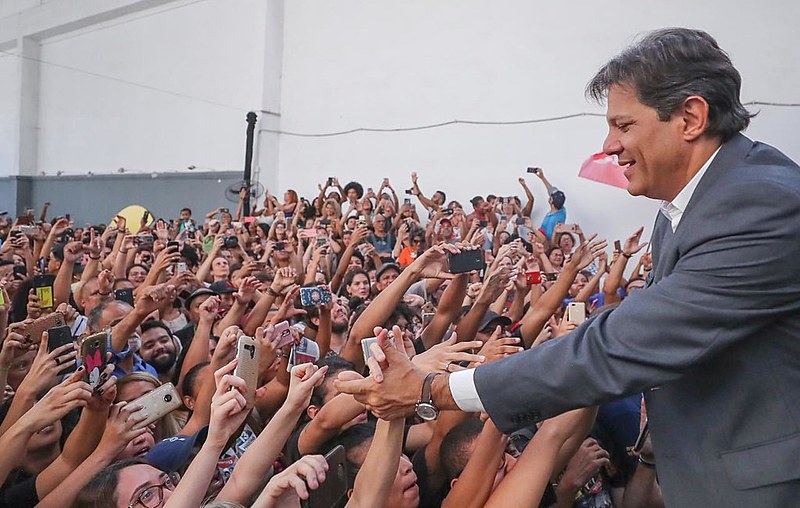 Haddad em agenda na favela da Maré, no Rio de Janeiro (RJ), nesta terça-feira (23)