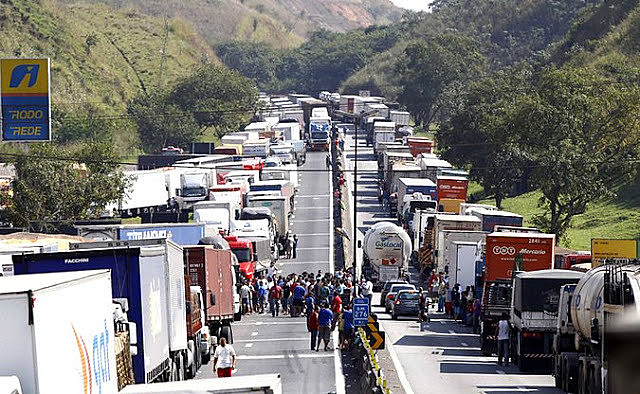 Governo teme nova paralisação e cede às demandas dos caminhoneiros