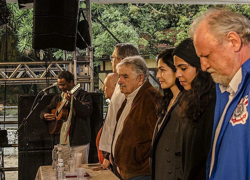 Pereira da Viola dedilha o hino brasileira, durante conferência "Alimentação Saudável: um direito de todos e todas"