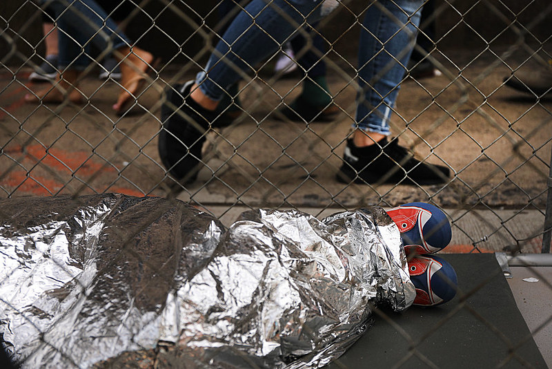 Intervenção artística em Nova York denuncia a situação das crianças migrantes em centros de detenção dos Estados Unidos