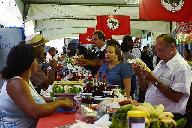 Visitantes, na 3ª Feira de Vitória da Reforma Agrária, compram, aprendem sobre agroecologia e trocam saberes entre campo e cidade