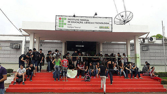 Alunos que ocupam o Instituto Federal fazem manifestação contra a PEC 241
