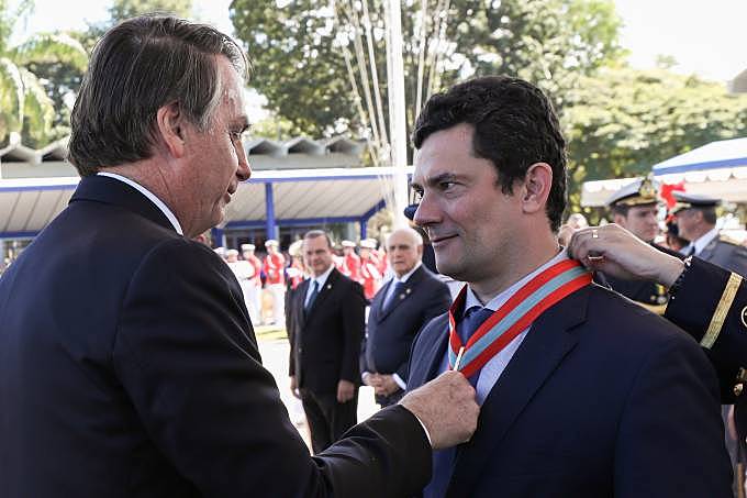 Para Bolsonaro, Moro é "herói"