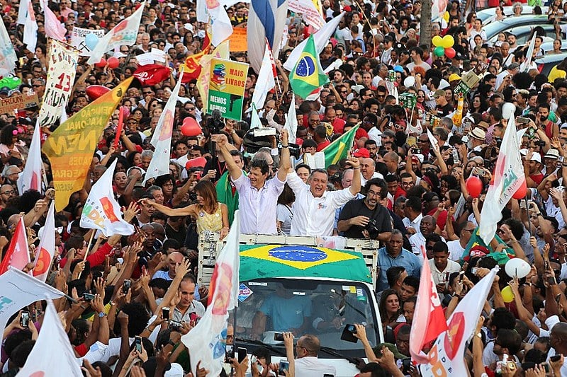 Fernando Haddad (PT) é recebido pelo povo nas ruas de Salvador.