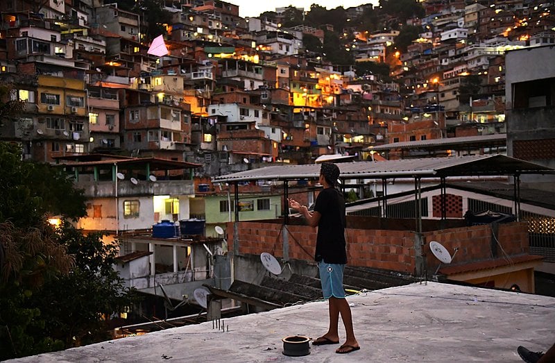 As favelas são carregadas de simbolismo coletivo que tem como características a proteção e a sobrevivência diária