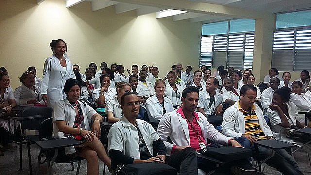 Ana Marta impartiendo una clase en la Recepción de Médicos seleccionados en Cuba para el Programa Más Médicos en Brasil, en febrero de 2017