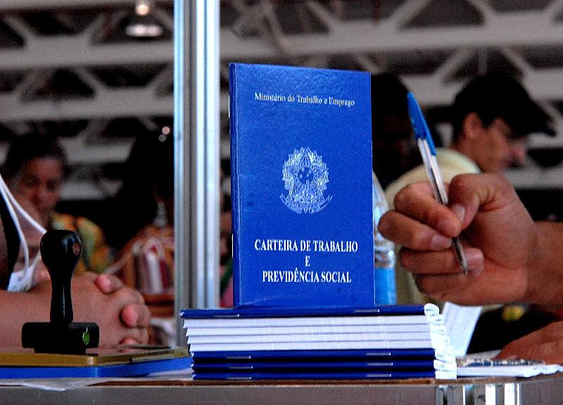 Um dos fatores que pode acentuar a diferença de contratações com carteira assinada e o trabalho informal é a terceirização irrestrita