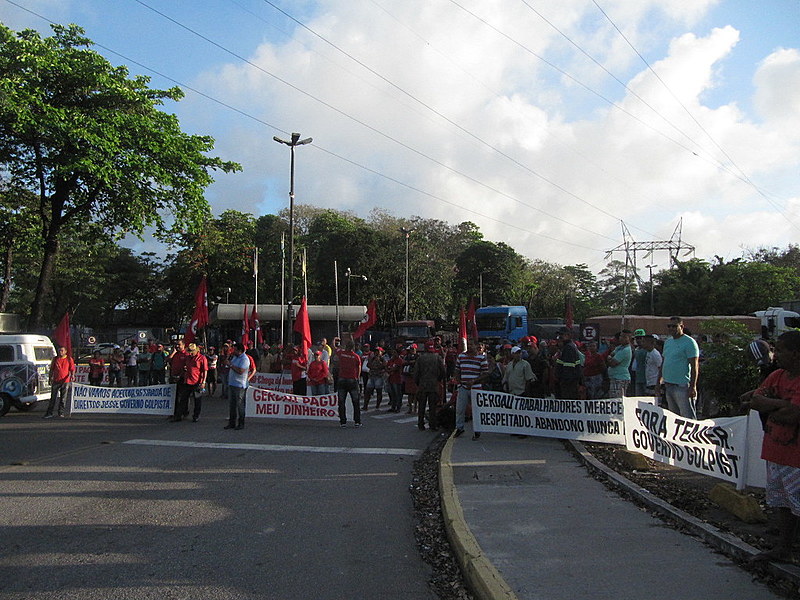 Manifestantes bloqueiam entrada da fábrica da Gerdau/Açonorte em Recife