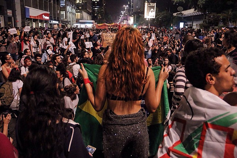 Momento em que ato contra cultura do estupro se encontrou com o protesto do MTST