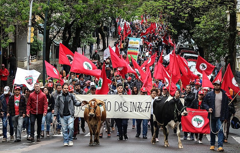 Produtores em caminhada no centro de Porto Alegre, antes de audiência pública sobre crise do setor