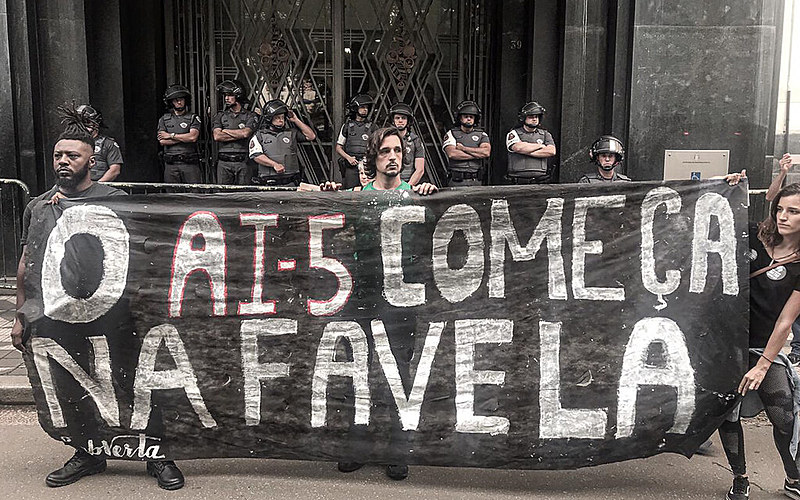 “Preto, pobre, jovem e baile na favela: tava querendo morrer mesmo!”, diz o cidadão de bem.