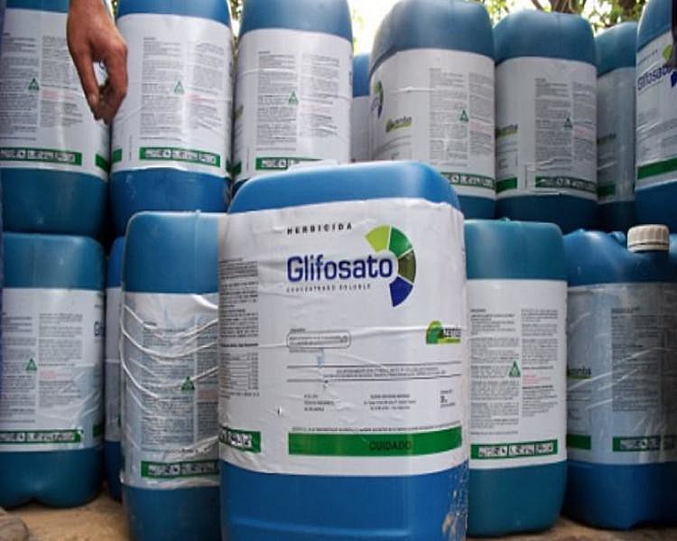 Foram proibidos no Brasil o carbofurano, cihexatina, endossulfam, forato, metamidofós, parationa metílica e triclorfom