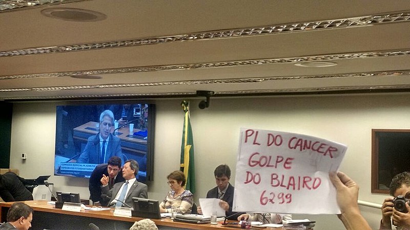 Reunião teve presença de críticos e apoiadores do PL; na foto, referência ao caráter cancerígeno de muitos agrotóxicos