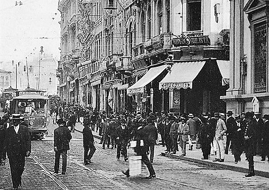 Em 1915, na esquina da XV de Novembro com a Rua do Tesouro ficava o Café Andes. Comércio e cachaça andavam juntos