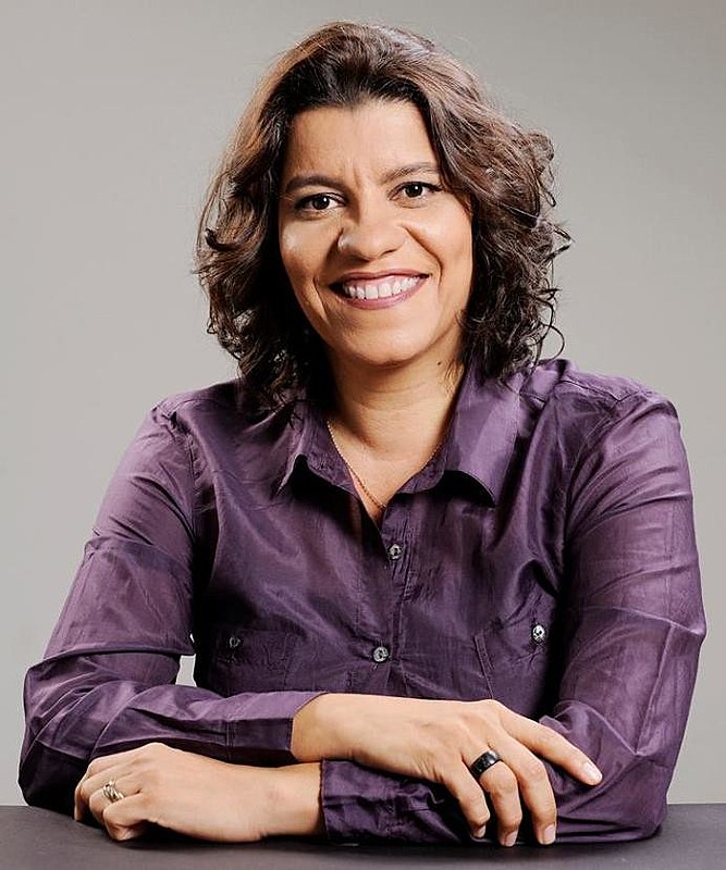 Estela Bezerra concorre à reeleição como deputada estadual e tem como slogan de campanha “Ela faz a diferença”.