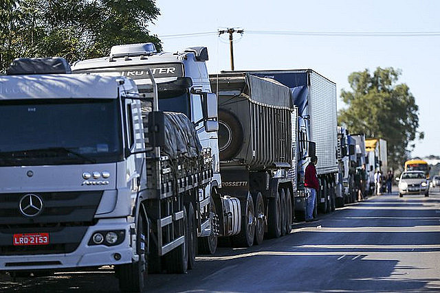 Manifestación de camioneros en Rio de Janeiro contra la subida del precio del diésel