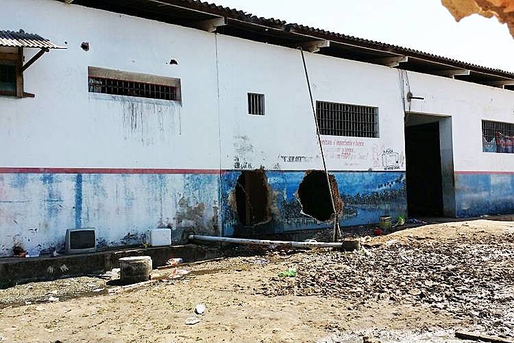 Buracos feitos nas paredes do presídio pelo PCC, em Roraima, em outubro do ano passado