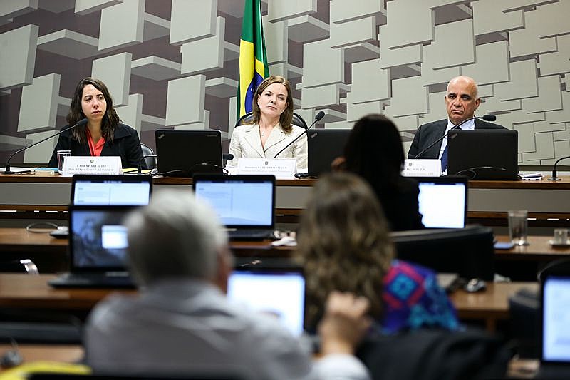 Da esquerda para a direita, a economista Laura Carvalho, a senadora Gleisi Hoffman e o economista Jessé Souza