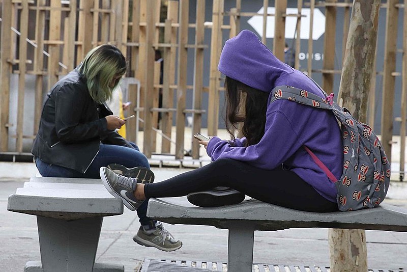 Brasileiros passaram mais de três horas por dia usando o celular em 2018, segundo o relatório Estado de Serviços Móveis