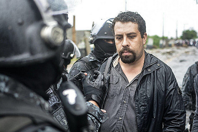 Guilherme Boulos, del MTST, siendo apresado durante toma de posesión en São Mateus, barrio de São Paulo