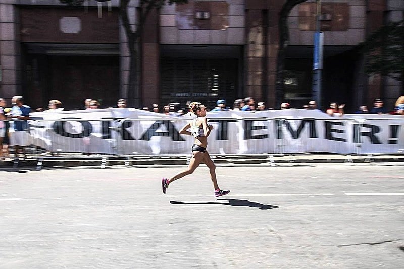 Faixa estendida em protesto durante maratona olímpica neste domingo