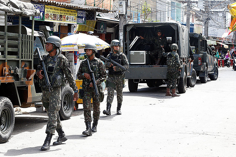 Relatório mostra que operações são ineficazes. Na foto, Exército faz operação na favela Nova Holanda, no Complexo da Maré