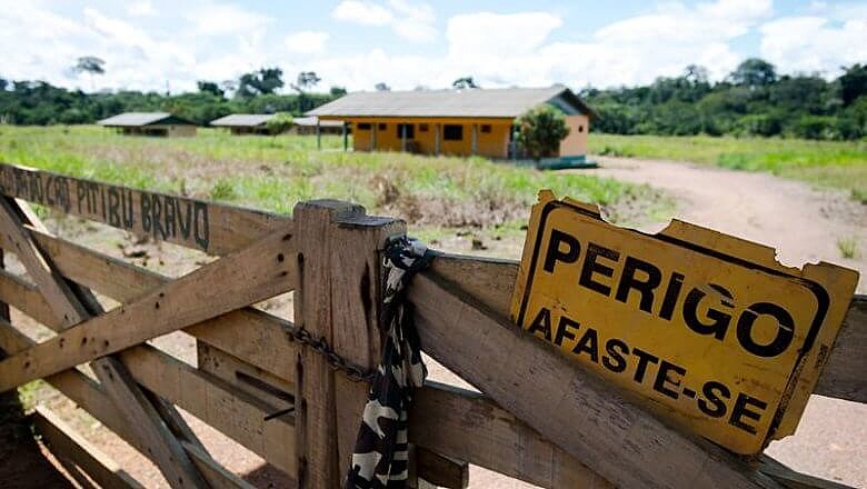 Placa em propriedade na zona onde ocorreu o massacre