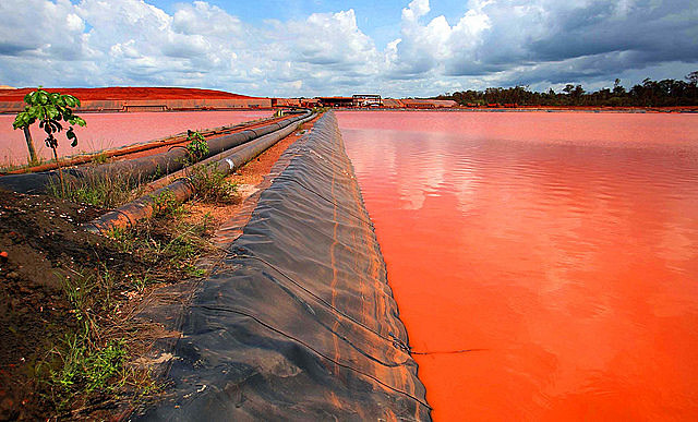 Derrame de relaves mineros en el río Pará