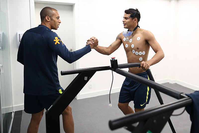 Seleção  passa  por  testes  físicos  na  Granja  Comary.  Na  foto,  Miranda  e  Thiago  Silva.