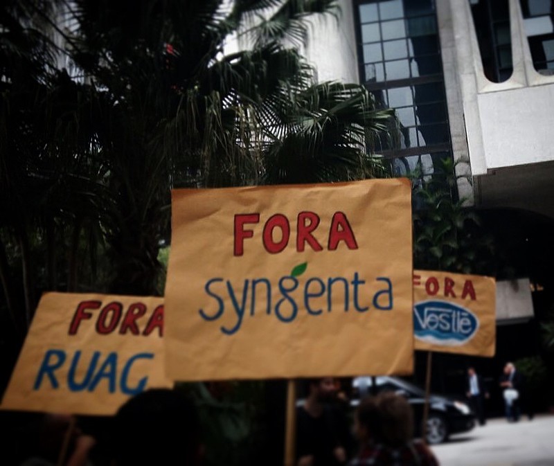 Ato realizado na frente do hotel onde estão hospedados os executivos