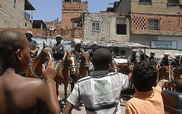 En 2012, el Batallón de Operaciones Especiales (BOPE) de la Policía Militar ocupó la Favela de Jacarezinho, en la zona norte de Rio
