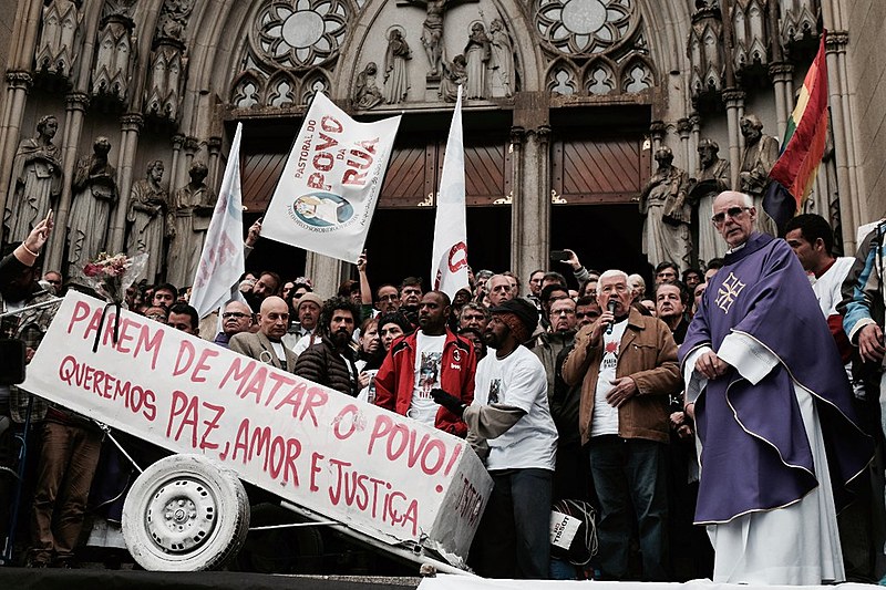 Missa em frente à Catedral da Sé, em São Paulo, reuniu familiares, amigos, manifestantes e ativistas como a atriz Letícia Sabatella