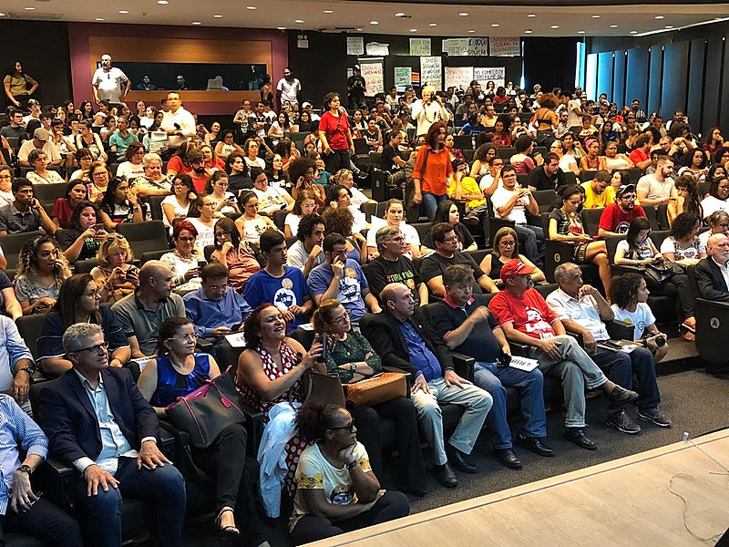Auditório reunido na Audiência Pública em Defesa das Universidades e Institutos Federais
