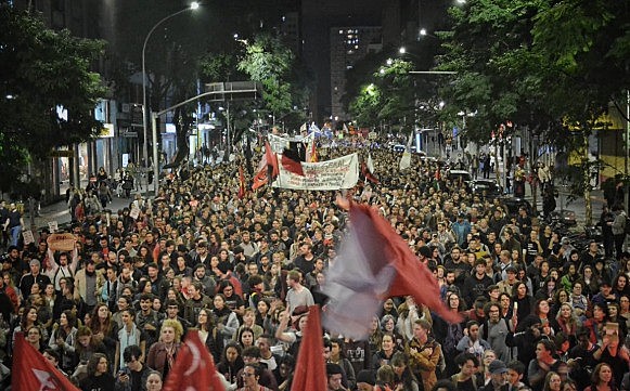 Cerca de 20 mil pessoas caminharam pelas ruas de Curitiba (PR) contra os cortes na Educação