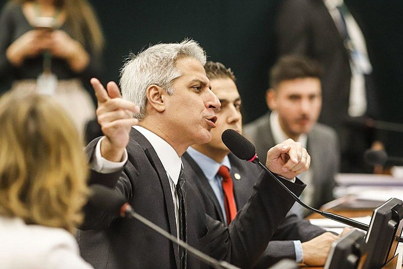 Deputados durante debate na CCJ da Câmara sobre a PEC da Previdência