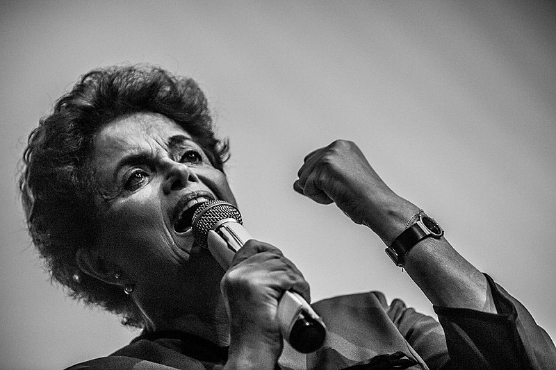 Lutas e poemas e resistências não perdem o movimento