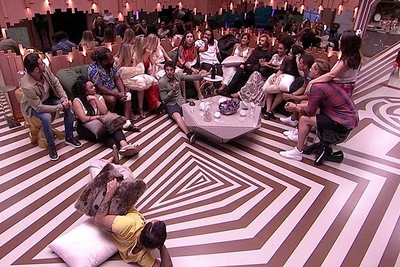 Participantes reunidos na sala da casa do BBB 19