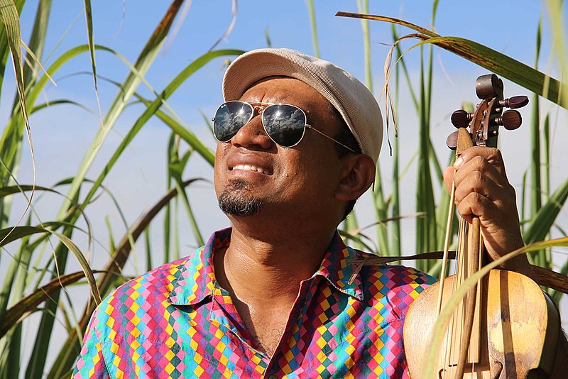 Maciel Salú aprendeu a tocar rabeca usando escondido o instrumento do avô, João Salustiano