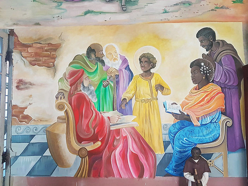 Na parede do museu, o menino Jesus divide a cena com doutores da lei e a conhecida mulher negra da comunidade do morro do Papagaio