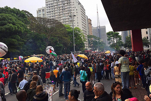 Centenas de personas negras tomaron la Avenida Paulista para participar de la Marcha de la Conciencia Negra