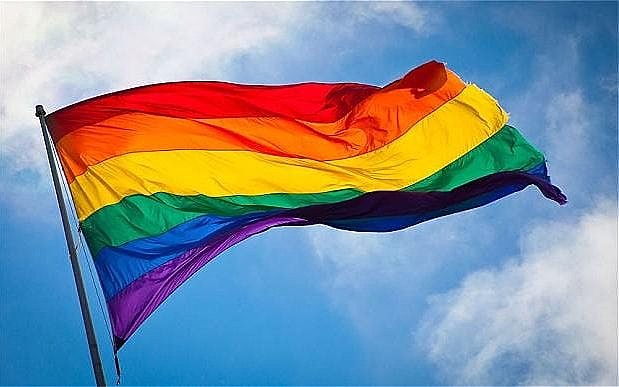 O nome social é aquele pelo qual as travestis, mulheres trans ou homens trans optam por ser chamados, de acordo com sua identidade de gênero