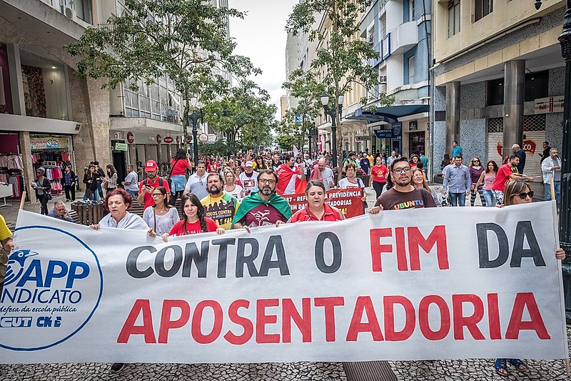 Trabalhadores e trabalhadoras protestam contra a possibilidade de mudanças na aposentadoria propostas por Bolsonaro